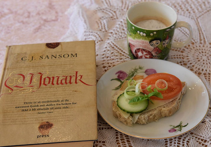 Sansom, C.J. (2010) «Monark». Press og Havregrynsbrød Havregrynsbrød Ingredienser: 1 pk Gjær 10 dl Vann 1 ss Salt 1 dl Havrekli 4 dl Havregryn 20 dl Hvetemel
