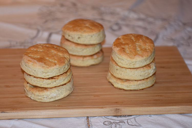 Havrerundstykker (mormors) Ingredienser: 8 dl Havregryn 1 l Melk 100 g Smør 1 ½ pk Gjær (75 g) 1 ts Salt 1½ -2 l Hvetemel