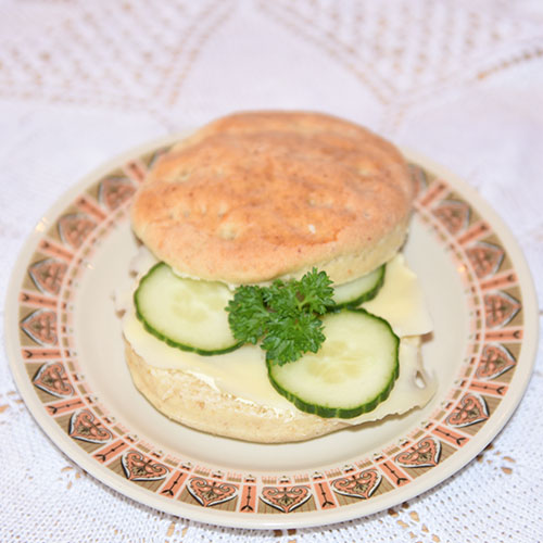 Havrerundstykker (mormors) Ingredienser: 8 dl Havregryn 1 l Melk 100 g Smør 1 ½ pk Gjær (75 g) 1 ts Salt 1½ -2 l Hvetemel