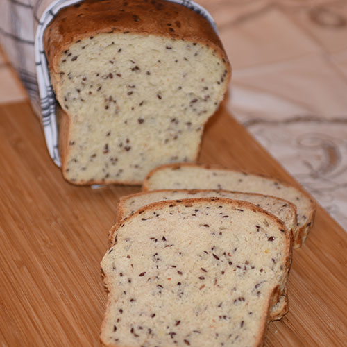 Mormors linfrøbrød Ingredienser: 1 dl Hvetekli (kruskakli, eller havrekli) 2 dl Linfrø 7 dl Vann 3 dl Melk 3 ts Salt 1 ss Sukker 4 ss Olje (nøytral) Ca 18 dl Hvetemel (900g) Melk til pensling