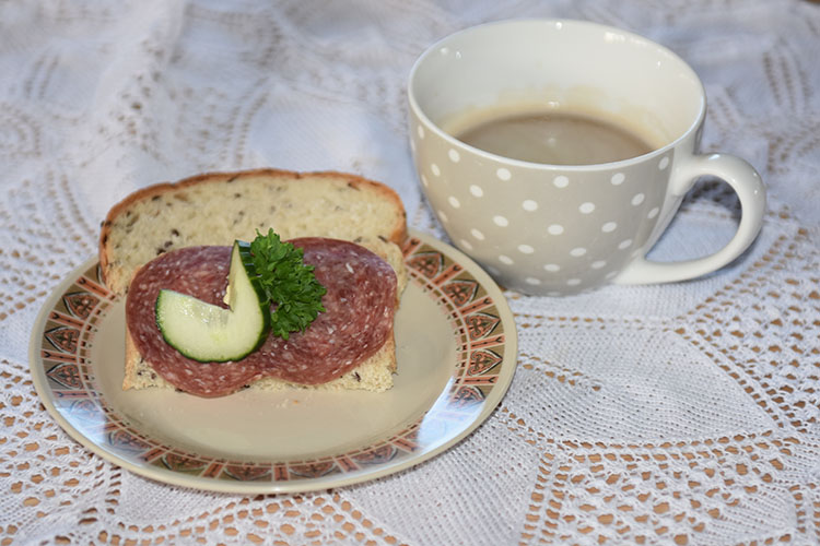 Mormors linfrøbrød Ingredienser: 1 dl Hvetekli (kruskakli, eller havrekli) 2 dl Linfrø 7 dl Vann 3 dl Melk 3 ts Salt 1 ss Sukker 4 ss Olje (nøytral) Ca 18 dl Hvetemel (900g) Melk til pensling
