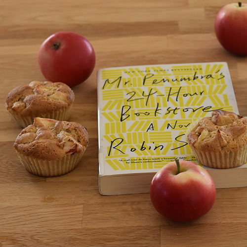 Sloan, Robin (2012), «Mr. Penumba`s 24-hour bookstoore», Picadore og Eplemuffins etter oppskrift fra Baker Brun Ingredienser 100 g Smør 2 Epler 1 ts Kanel (malt) 2 Egg 1 ½ dl Sukker 1 ½ dl Hvetemel 1 dl Havremel 1 ts Bakepulver Muffinsformer