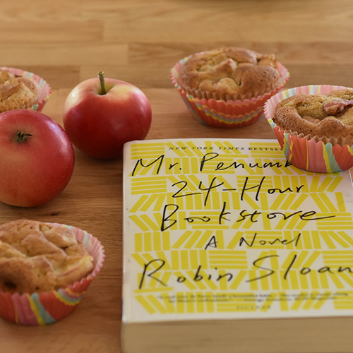 Sloan, Robin (2012), «Mr. Penumba`s 24-hour bookstoore», Picadore og Eplemuffins etter oppskrift fra Baker Brun Ingredienser 100 g Smør 2 Epler 1 ts Kanel (malt) 2 Egg 1 ½ dl Sukker 1 ½ dl Hvetemel 1 dl Havremel 1 ts Bakepulver Muffinsformer