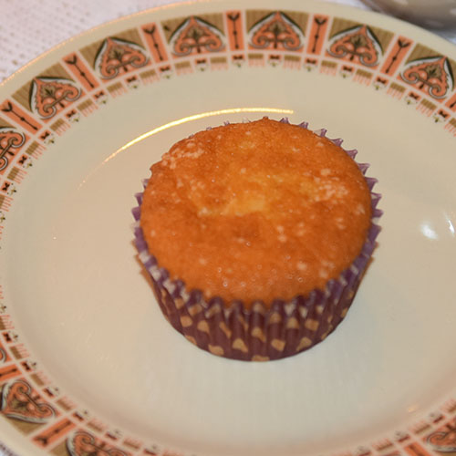 Odas lyse muffins Ingredienser: 1½ dl Sukker 100 g Smør /margarin (smeltet) 2 Egg 2½ dl Hvetemel 1 ts Bakepulver 1 ts Vaniljesukker 1 dl Melk