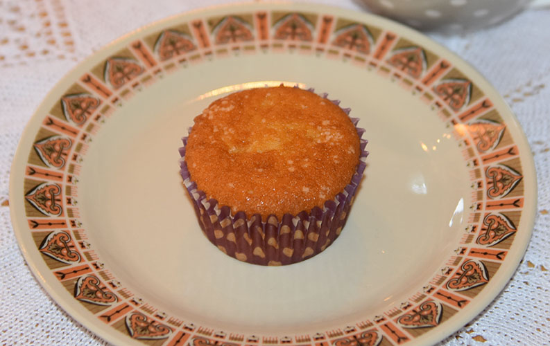 Odas lyse muffins Ingredienser: 1½ dl Sukker 100 g Smør /margarin (smeltet) 2 Egg 2½ dl Hvetemel 1 ts Bakepulver 1 ts Vaniljesukker 1 dl Melk