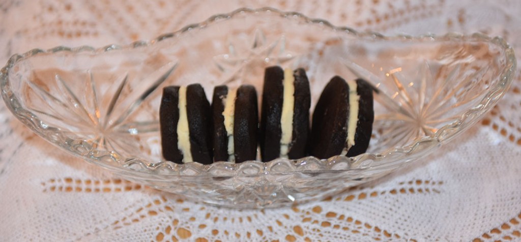 Oreokjeks Ingredienser 225 g Smør (smeltet og avkjølt) 150 g Sukker 1 ts Vaniljeekstrakt (-sukker) 200 g Kokesjokolade (smeltet og avkjølt) 1 Egg 200 g Hvetemel 100 g Kakao 1 ts Salt ½ ts Bakepulver Fyll: 100 g Smør (mykt) 4 dl Melis 1 ss Melk 1 ts Vaniljeekstrakt (-sukker) 1 knivsodd Salt