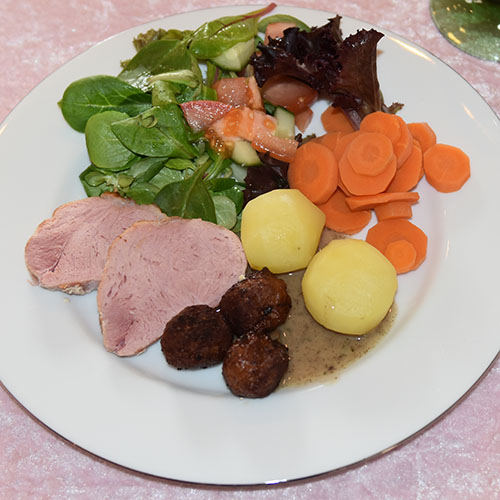 Ovnsstekt Svinefilet Ingredienser 1 Svinefilet (850 g) 1 ss Olje 1 ss Smør Rosmarin kvister Gressløk 2-3 Epler i båter 1 dl Kraft