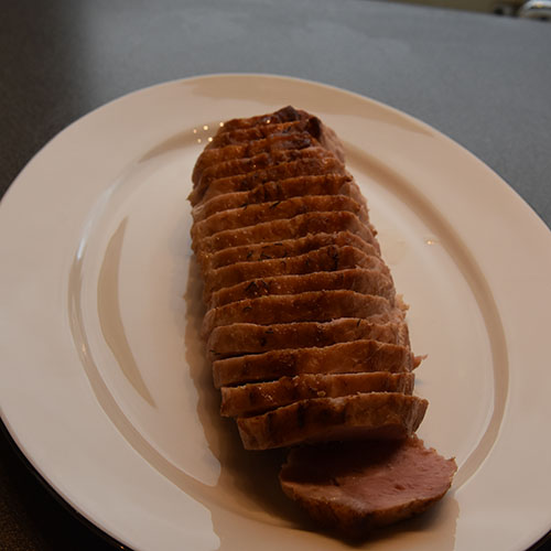 Ovnsstekt Svinefilet Ingredienser 1 Svinefilet (850 g) 1 ss Olje 1 ss Smør Rosmarin kvister Gressløk 2-3 Epler i båter 1 dl Kraft