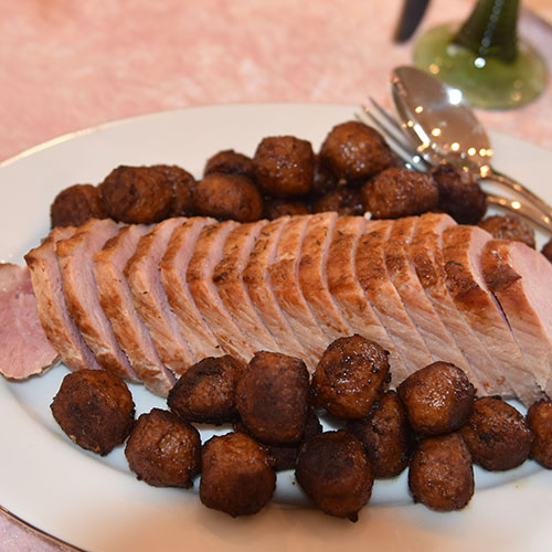 Ovnsstekt Svinefilet Ingredienser 1 Svinefilet (850 g) 1 ss Olje 1 ss Smør Rosmarin kvister Gressløk 2-3 Epler i båter 1 dl Kraft