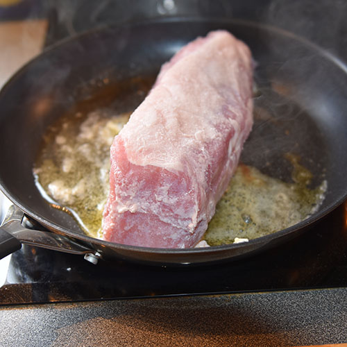 Ovnsstekt Svinefilet Ingredienser 1 Svinefilet (850 g) 1 ss Olje 1 ss Smør Rosmarin kvister Gressløk 2-3 Epler i båter 1 dl Kraft