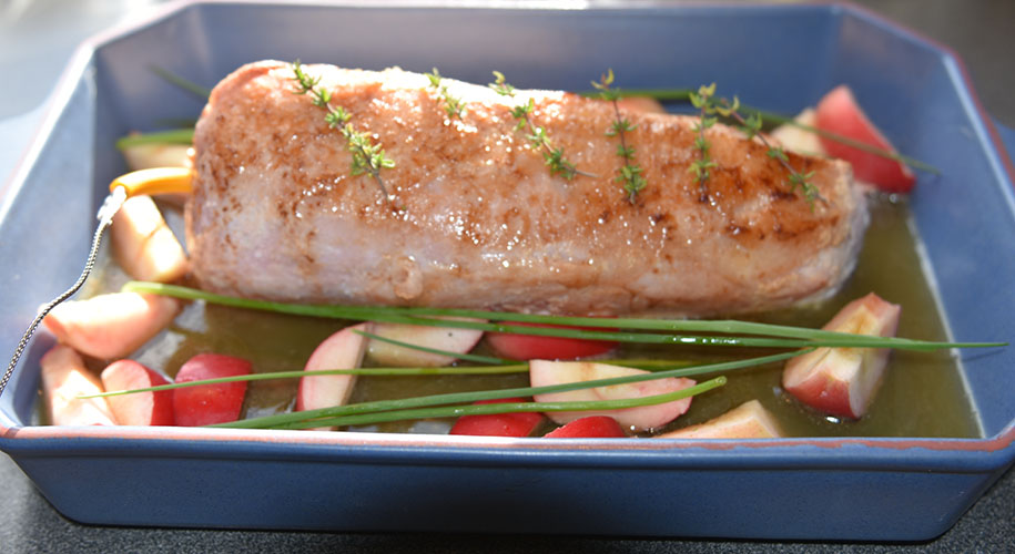 Ovnsstekt Svinefilet Ingredienser 1 Svinefilet (850 g) 1 ss Olje 1 ss Smør Rosmarin kvister Gressløk 2-3 Epler i båter 1 dl Kraft