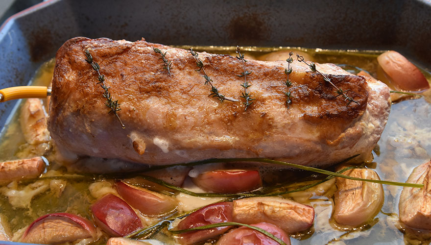 Ovnsstekt Svinefilet Ingredienser 1 Svinefilet (850 g) 1 ss Olje 1 ss Smør Rosmarin kvister Gressløk 2-3 Epler i båter 1 dl Kraft