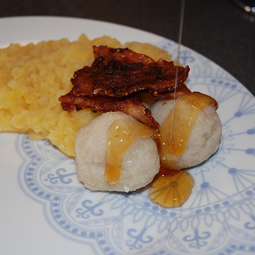 Potetball Ingredienser: 1 kg Poteter (hvorav 250 g kokte) 1 ts Salt 100 g Byggmel (opptil 125 g til passe konsistens) 40 g Hvetemel 1,5 l Kokende kraft eller vann tilsatt 3 buljongterninger