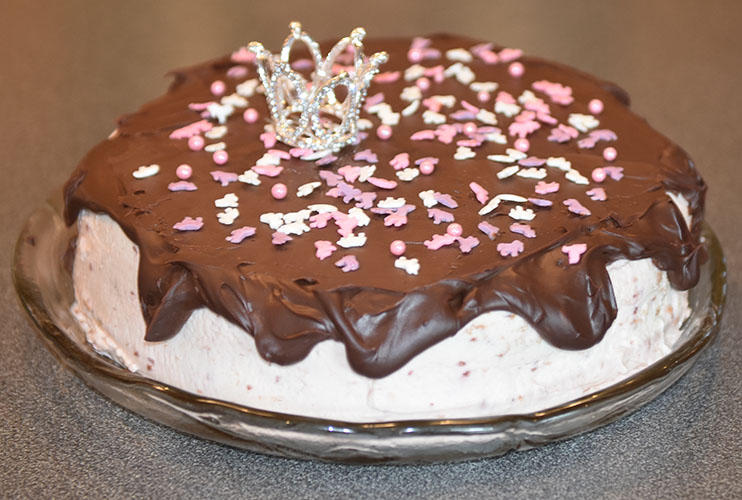 Prinsessekake etter oppskrift fra Baker Brun Ingredienser: Bunn 4 Egg 2 dl Sukker 1 dl Hvetemel 1 dl Potetmel 1 ts Bakepulver Fyll og pynt 4 dl Kremfløte 4 ss Bringebær syltetøy 1 dl Appelsinjuice Topping 2 dl Kremfløte 200 g Kokesjokolade