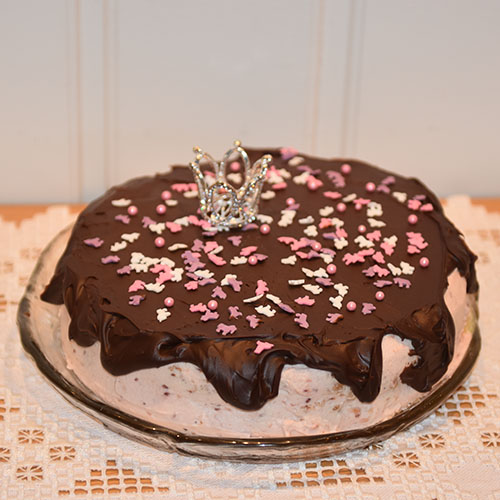 Prinsessekake etter oppskrift fra Baker Brun Ingredienser: Bunn 4 Egg 2 dl Sukker 1 dl Hvetemel 1 dl Potetmel 1 ts Bakepulver Fyll og pynt 4 dl Kremfløte 4 ss Bringebær syltetøy 1 dl Appelsinjuice Topping 2 dl Kremfløte 200 g Kokesjokolade