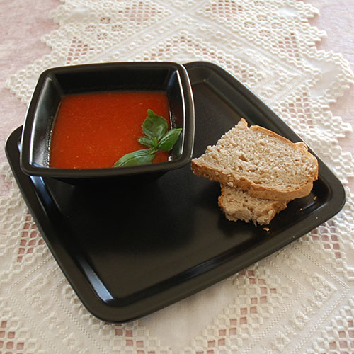 Rød paprika suppe med chili Ingredienser: 250 g Paprika (rød e, 2 stk) 1 Løk (hakket) 2 fedd Hvitløk (knust) ½ Chili (rød) 3 dl Tomater (flådd og hakket) 6 dl Grønsakskraft (eller buljong) 2 ts Basilikum (hakket) Salt og pepper