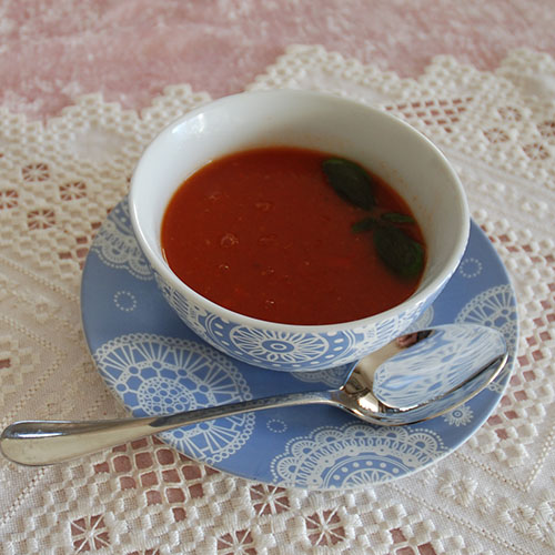 Rød paprika suppe med chili Ingredienser: 250 g Paprika (rød e, 2 stk) 1 Løk (hakket) 2 fedd Hvitløk (knust) ½ Chili (rød) 3 dl Tomater (flådd og hakket) 6 dl Grønsakskraft (eller buljong) 2 ts Basilikum (hakket) Salt og pepper