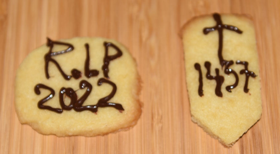 Halloween - R.I.P- kjekser (vaniljekjeks) Ingredienser: 4 ½ dl Hvetemel 1 dl Sukker 2 ts Vaniljesukker 200 g Margarin (kalde biter) Pynt: Kokesjokolade (smeltet)