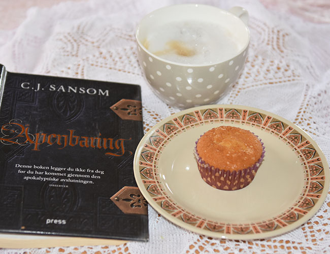 Sansom, C.J. (2011) «Åpenbaring», Press og Odas lyse muffins Ingredienser: 1½ dl Sukker 100 g Smør /margarin (smeltet) 2 Egg 2½ dl Hvetemel 1 ts Bakepulver 1 ts Vaniljesukker 1 dl Melk