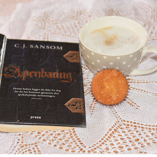 Sansom, C.J. (2011) «Åpenbaring», Press og Odas lyse muffins Ingredienser: 1½ dl Sukker 100 g Smør /margarin (smeltet) 2 Egg 2½ dl Hvetemel 1 ts Bakepulver 1 ts Vaniljesukker 1 dl Melk