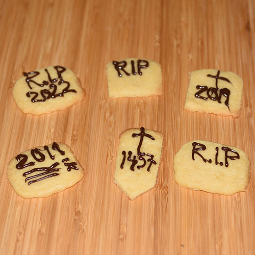 Halloween - R.I.P- kjekser (vaniljekjeks) Ingredienser: 4 ½ dl Hvetemel 1 dl Sukker 2 ts Vaniljesukker 200 g Margarin (kalde biter) Pynt: Kokesjokolade (smeltet)