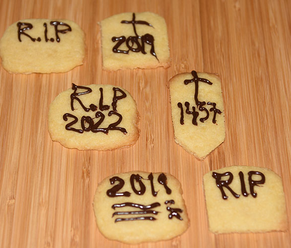 Halloween - R.I.P- kjekser (vaniljekjeks) Ingredienser: 4 ½ dl Hvetemel 1 dl Sukker 2 ts Vaniljesukker 200 g Margarin (kalde biter) Pynt: Kokesjokolade (smeltet)