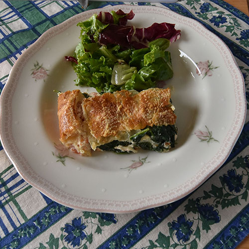 Spinat- og Ricottaterte med tomater Ingredienser: 300 g Butterdeigplater (dypfryste) 2 Tomater (tynne skiver) 1 pk Spinat 2 ss Smør 250 g Ricotta(ost) 100 g Hvit ost (revet) 3 ss Parmesan 10 blad Basilikum 1 Egg (sammenvispet) Salt, pepper 1 Eggeplomme 2 ss Parmesan (til strø)