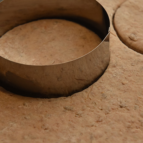 Supergrove burgerbrød Ingredienser: 5 dl Melk 1 pk Gjær ½ dl Olje (nøytral) 1 ts Salt 2 ts Sukker ½ dl Havrekli ½ dl Hvetekli (kruska) 8 dl Grovbakstmel Ca. 5 dl Hvetemel