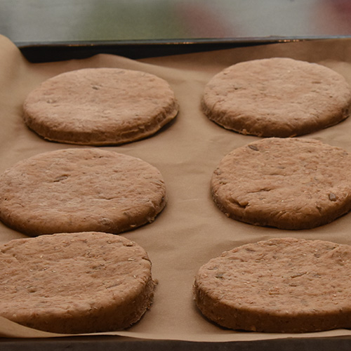 Supergrove burgerbrød Ingredienser: 5 dl Melk 1 pk Gjær ½ dl Olje (nøytral) 1 ts Salt 2 ts Sukker ½ dl Havrekli ½ dl Hvetekli (kruska) 8 dl Grovbakstmel Ca. 5 dl Hvetemel