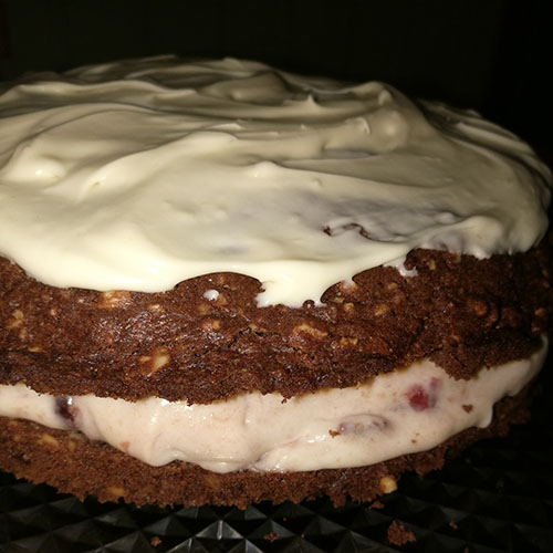 Tranebærkake Ingredienser: Kaken: 100 g Smør 60 g Sukker 2 Egg 125 g Hvetemel 100 g Hasselnøtter (malte) 1 ts Bakepulver 1 ts Vaniljesukker 2 ss Kakao 3 ss Melk Fyll: 100 g Tranebær 50 g Sukker ½ dl Vann (kan bruke utblandet gløgg) 2 dl Fløte