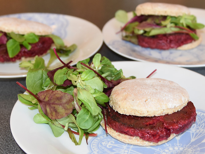 Rødbetburger Ingredienser: 500 g Rødbeter 1 Løk 1 Gulrot 2 ss Olje (nøytral) ¼ ts Kummen 2 Egg 2 ss Hvetemel 1½ ts Salt ¼ ts Pepper