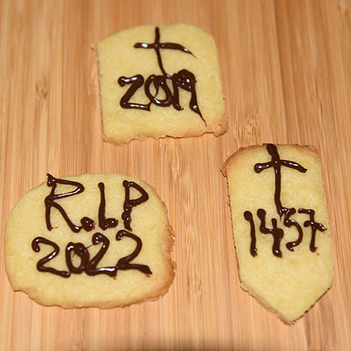 Halloween - R.I.P- kjekser (vaniljekjeks) Ingredienser: 4 ½ dl Hvetemel 1 dl Sukker 2 ts Vaniljesukker 200 g Margarin (kalde biter) Pynt: Kokesjokolade (smeltet)