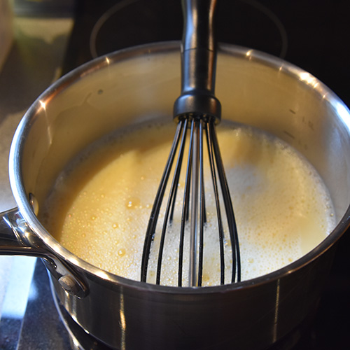 Vaniljesaus (mormor enkle) Ingredienser: 5 dl Melk 2 Egg 1 ts Potetmel 1 ss Vaniljesukker 1 ss Sukker