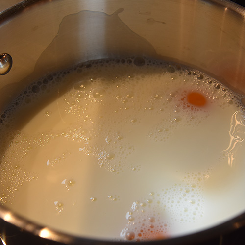 Vaniljesaus (mormor enkle) Ingredienser: 5 dl Melk 2 Egg 1 ts Potetmel 1 ss Vaniljesukker 1 ss Sukker