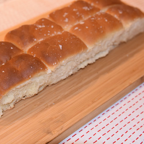 Myke Thanksgivings-Rundstykker Ingredienser: 70 g Smør 1 pk Gjær 100 g Sukker 1 kg Mel 150 g Margarin, (smeltet og avkjølt), & til pensling 5 dl Melk (romtemperert) 2 Egg (store, romtempererte) 1 ss Salt