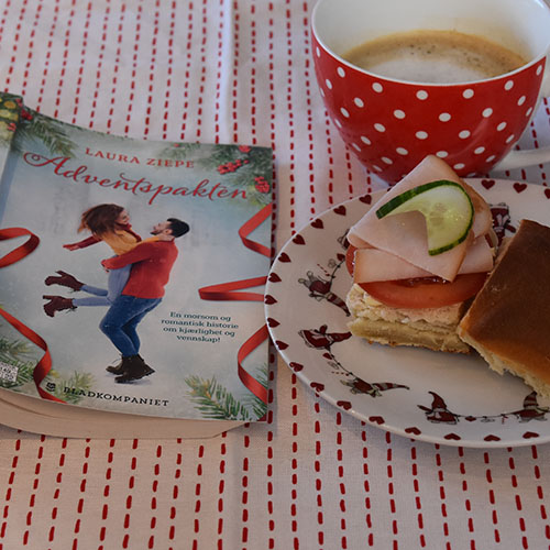 Thanksgivings Rundstykker Ingredienser: 70 g Smør 1 pk Gjær 100 g Sukker 1 kg Mel 150 g Margarin, (smeltet og avkjølt), & til pensling 5 dl Melk (romtemperert) 2 Egg (store, romtempererte) 1 ss Salt