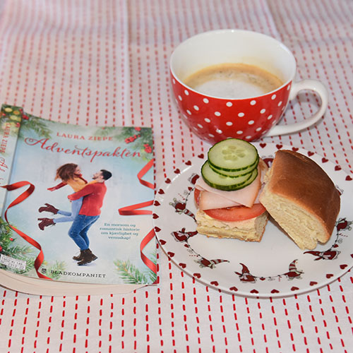 Thanksgivings Rundstykker Ingredienser: 70 g Smør 1 pk Gjær 100 g Sukker 1 kg Mel 150 g Margarin, (smeltet og avkjølt), & til pensling 5 dl Melk (romtemperert) 2 Egg (store, romtempererte) 1 ss Salt