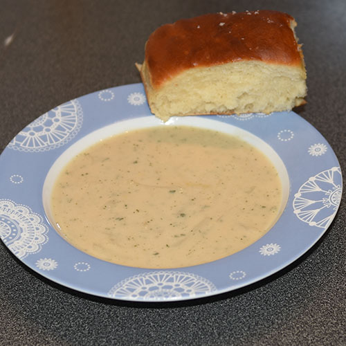 Myke Thanksgivings-Rundstykker Ingredienser: 70 g Smør 1 pk Gjær 100 g Sukker 1 kg Mel 150 g Margarin, (smeltet og avkjølt), & til pensling 5 dl Melk (romtemperert) 2 Egg (store, romtempererte) 1 ss Salt