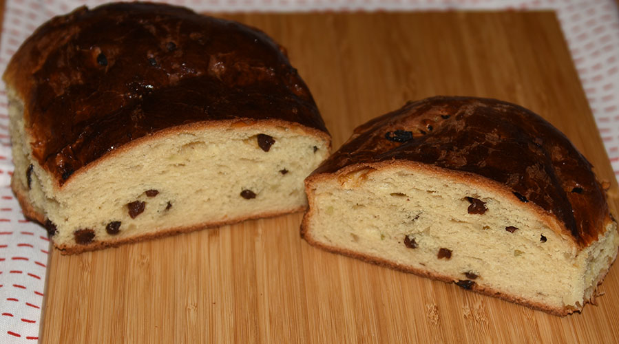 Julebrød etter oppskrift fra Baker Brun (2018), "Våre beste oppskrifter. 125 år med tradisjonsbakst" Julebrød Ingredienser: 250 g Smør (mykt) 6 dl Melk 1 pk Gjær 1 kg Hvetemel 125 g Sukker ½ ts Salt 2 ts Kardemomme 250 g Rosiner 2 pk Sukat 1 Egg (sammenvispet)
