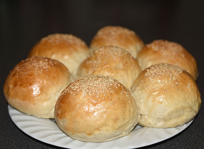 Brytebrød etter oppskrift fra Baker Brun Ingredienser: ½ pk Gjær 3 dl Vann 2 ss Olje (oliven) ½ ts Sukker 7 dl Hvetemel Egg (sammenvispet) Sesamfrø