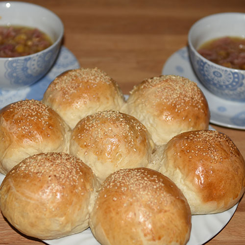 Brytebrød etter oppskrift fra Baker Brun Ingredienser: ½ pk Gjær 3 dl Vann 2 ss Olje (oliven) ½ ts Sukker 7 dl Hvetemel Egg (sammenvispet) Sesamfrø