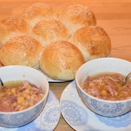 Brytebrød etter oppskrift fra Baker Brun Ingredienser: ½ pk Gjær 3 dl Vann 2 ss Olje (oliven) ½ ts Sukker 7 dl Hvetemel Egg (sammenvispet) Sesamfrø