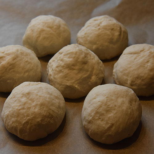 Brytebrød etter oppskrift fra Baker Brun Ingredienser: ½ pk Gjær 3 dl Vann 2 ss Olje (oliven) ½ ts Sukker 7 dl Hvetemel Egg (sammenvispet) Sesamfrø