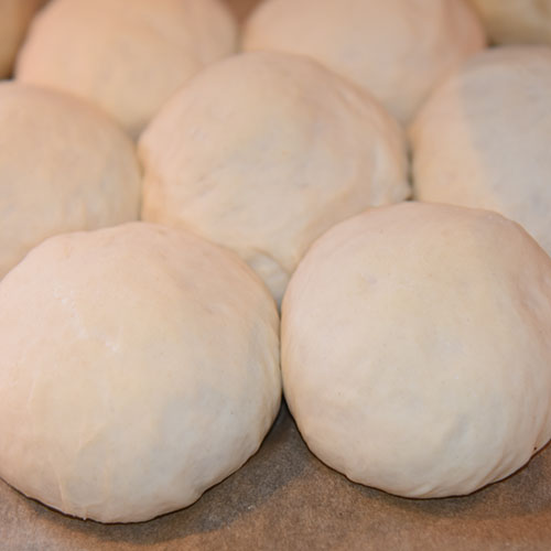 Brytebrød etter oppskrift fra Baker Brun Ingredienser: ½ pk Gjær 3 dl Vann 2 ss Olje (oliven) ½ ts Sukker 7 dl Hvetemel Egg (sammenvispet) Sesamfrø