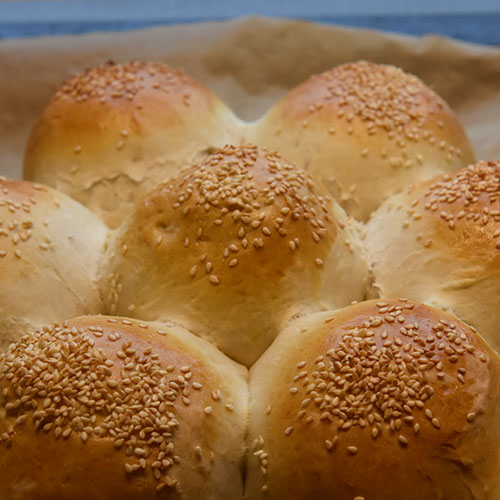 Brytebrød etter oppskrift fra Baker Brun Ingredienser: ½ pk Gjær 3 dl Vann 2 ss Olje (oliven) ½ ts Sukker 7 dl Hvetemel Egg (sammenvispet) Sesamfrø