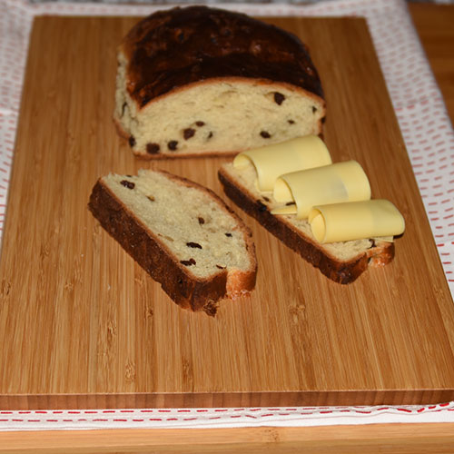 Julebrød etter oppskrift fra Baker Brun (2018), "Våre beste oppskrifter. 125 år med tradisjonsbakst" Julebrød Ingredienser: 250 g Smør (mykt) 6 dl Melk 1 pk Gjær 1 kg Hvetemel 125 g Sukker ½ ts Salt 2 ts Kardemomme 250 g Rosiner 2 pk Sukat 1 Egg (sammenvispet)