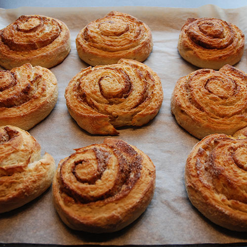 Bestemors wienerbrød etter oppskrift fra Baker Brun: Ingredienser: 500 g Hvetemel ½ ts Kardemomme 30 g Sukker 3 dl Melk 1 Egg 2 pk Gjær 200 g Smør Sukker og Kanel Gjengitt fra Baker Brun (2018), "Våre beste oppskrifter. 125 år med tradisjonsbakst" : Med tillatelse fra Baker Brun