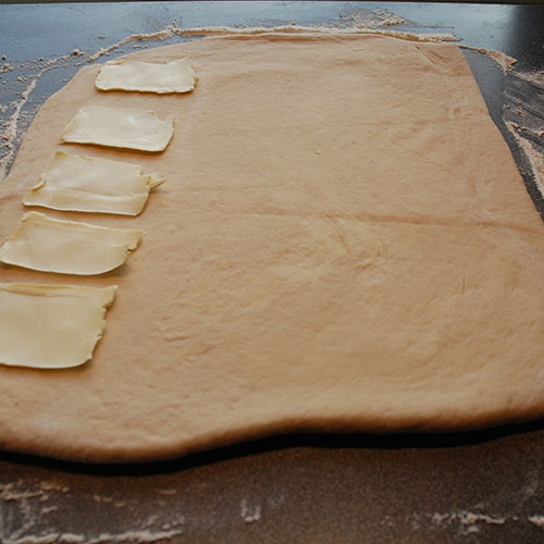 Bestemors wienerbrød etter oppskrift fra Baker Brun: Ingredienser: 500 g Hvetemel ½ ts Kardemomme 30 g Sukker 3 dl Melk 1 Egg 2 pk Gjær 200 g Smør Sukker og Kanel Gjengitt fra Baker Brun (2018), "Våre beste oppskrifter. 125 år med tradisjonsbakst" : Med tillatelse fra Baker Brun