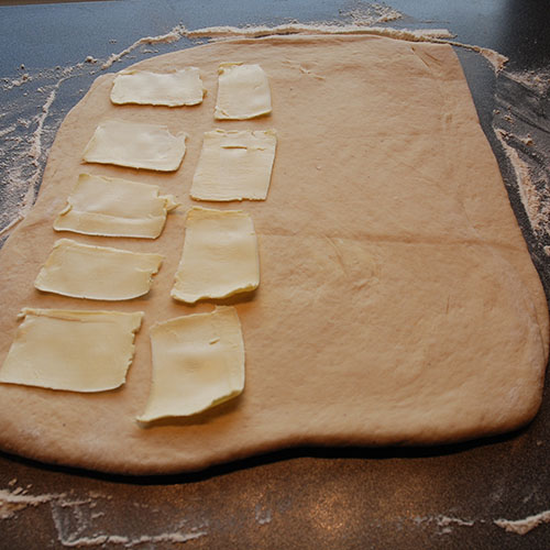 Bestemors wienerbrød etter oppskrift fra Baker Brun: Ingredienser: 500 g Hvetemel ½ ts Kardemomme 30 g Sukker 3 dl Melk 1 Egg 2 pk Gjær 200 g Smør Sukker og Kanel Gjengitt fra Baker Brun (2018), "Våre beste oppskrifter. 125 år med tradisjonsbakst" : Med tillatelse fra Baker Brun