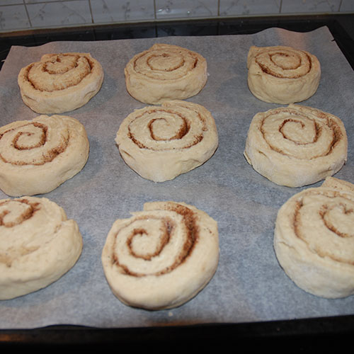 Bestemors wienerbrød etter oppskrift fra Baker Brun: Ingredienser: 500 g Hvetemel ½ ts Kardemomme 30 g Sukker 3 dl Melk 1 Egg 2 pk Gjær 200 g Smør Sukker og Kanel Gjengitt fra Baker Brun (2018), "Våre beste oppskrifter. 125 år med tradisjonsbakst" : Med tillatelse fra Baker Brun